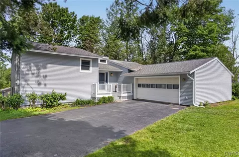 18 Harvest Dr, Oswego, NY 13126