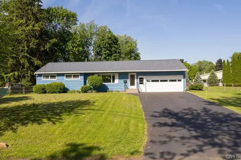 3 Trelign Dr, Syracuse, NY 13212