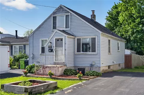106 Lorenzo Dr, Salina, NY 13206