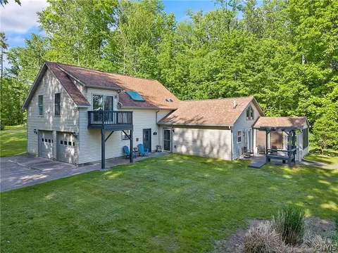 29 Fawn Rd, Bernhards Bay, NY 13028