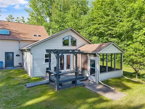 29 Fawn Rd, Bernhards Bay, NY 13028