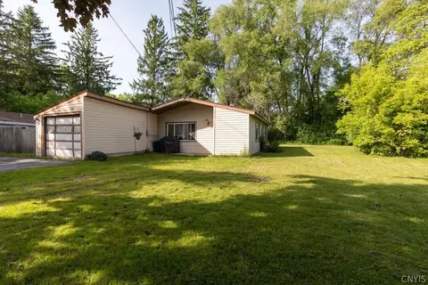 8276 Hamilton Dr, Lysander, NY 13027