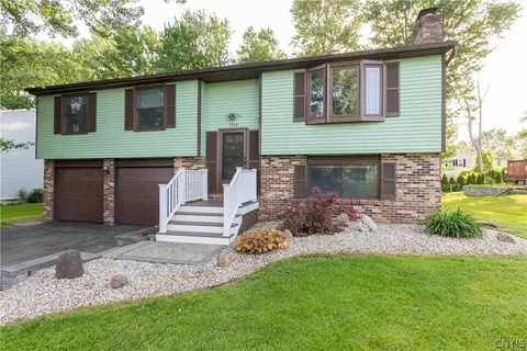 7588 Winterhaven Dr, Liverpool, NY 13088