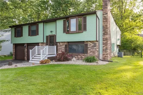 7588 Winterhaven Dr, Liverpool, NY 13088