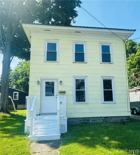 27 Ellen St, Oswego, NY 13126
