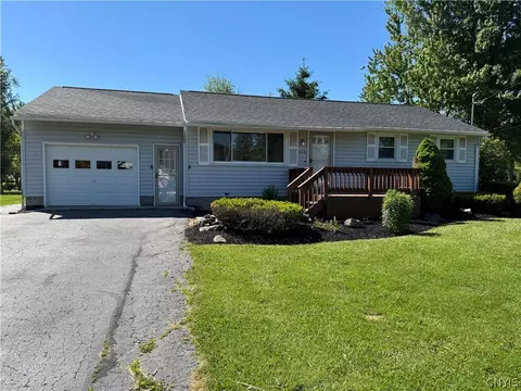 6098 Lakeshore Rd, Cicero, NY 13039