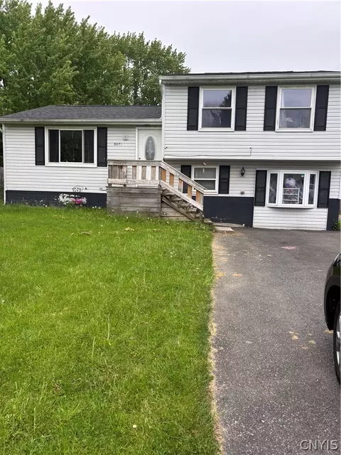 8073 Pickett Ln, Cicero, NY 13039