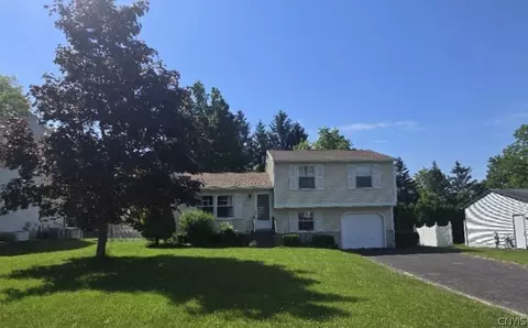 8361 Sextant Dr, Baldwinsville, NY 13027