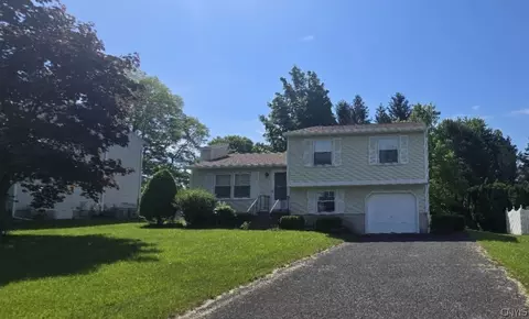 8361 Sextant Dr, Baldwinsville, NY 13027