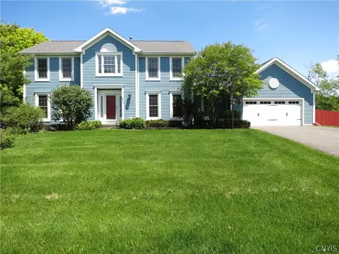 8226 Turnstone Dr, Manlius, NY 13104