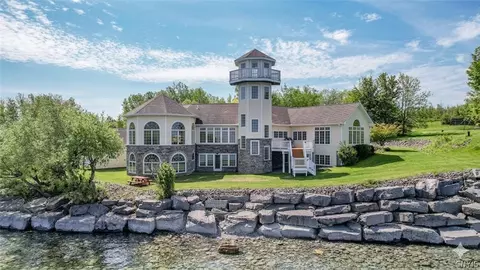 304 Lakeshore Rd, Oswego, NY 13126