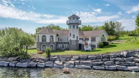 304 Lakeshore Rd, Oswego, NY 13126