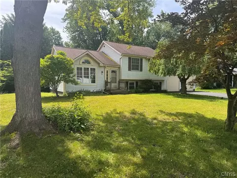 6 Fruitwood Dr, Salina, NY 13090