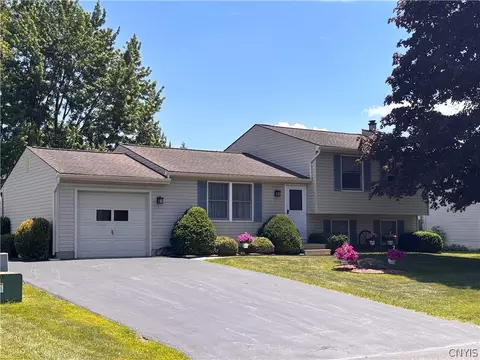 8190 Mantova Dr, Clay, NY 13041