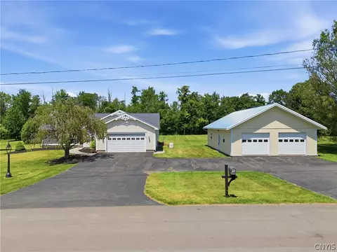 18 Regan Dr, Oswego, NY 13126