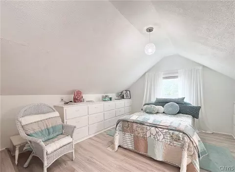 Bedroom - 8806 State Route 5, Chittenango, NY 13037 photo 9 of 11