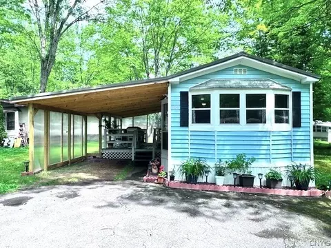 254 Blossom Ln, Utica, NY 13502