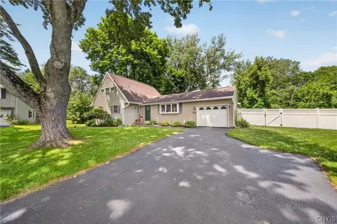 26 Apple Tree Ln, Liverpool, NY 13090