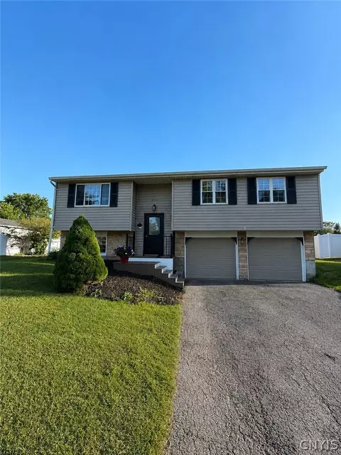 8300 Redwing Dr, Liverpool, NY 13090