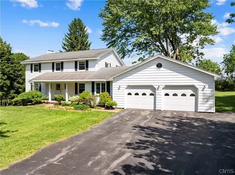 6 Lloyds Ln, New Hartford, NY 13413