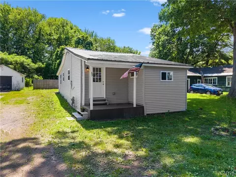 69 Larned Rd, Schroeppel, NY 13132