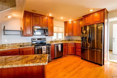 Kitchen - 158 Joe Fultz Blvd, Scriba, NY 13126 photo 2 of 5