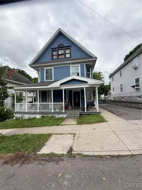 12 Woodruff Pl, Auburn, NY 13021