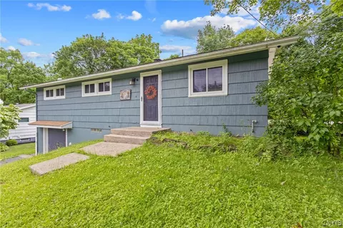 126 Cashin Dr, Fayetteville, NY 13066