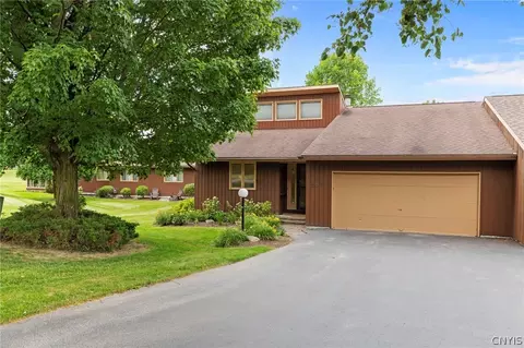 202 Weatheridge Dr, Camillus, NY 13031