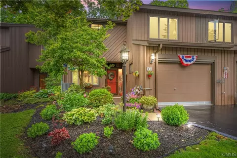 21 Jarvis Dr, Manlius, NY 13104