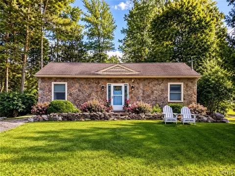 63 Pulsifer Dr, Auburn, NY 13021