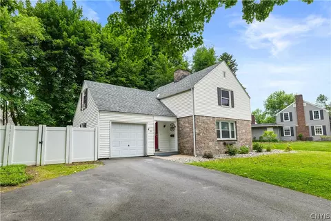 10 Bedford Dr, Whitestown, NY 13492