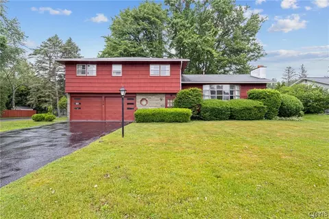 214 Colony Park Dr, Salina, NY 13088