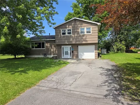 17 Hummingbird Path, Liverpool, NY 13090