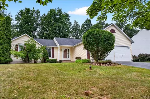 7554 Sugarwood Ln, Syracuse, NY 13212