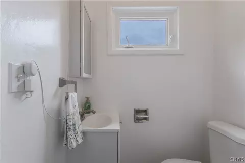 Bath - 13 Memory Ln, Syracuse, NY 13212 photo 2 of 3