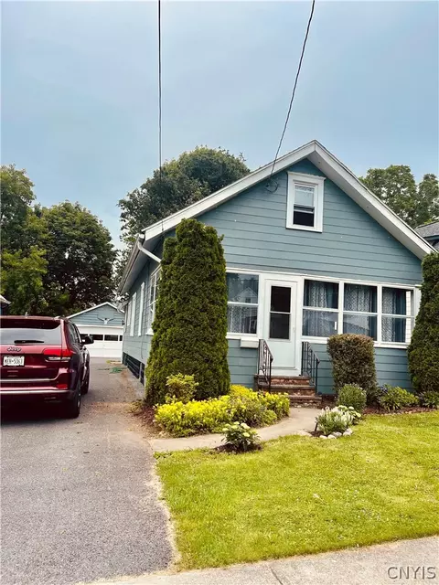 223 Cloveridge Dr, Syracuse, NY 13206