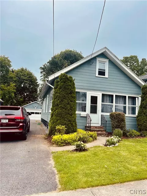 223 Cloveridge Dr, Syracuse, NY 13206