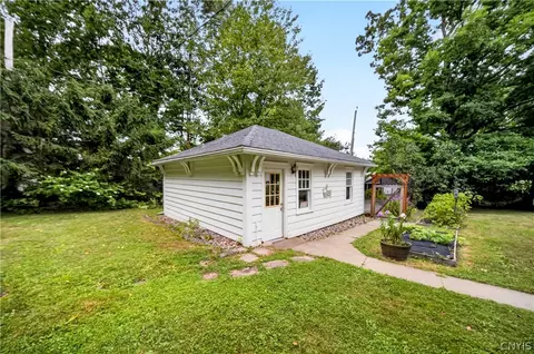 Exterior - 318 Berkeley Dr, Syracuse, NY 13210 photo 6 of 8