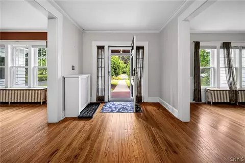 Entry Way - 318 Berkeley Dr, Syracuse, NY 13210 photo 2 of 8