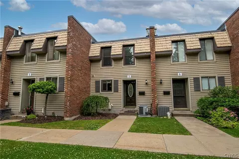 5 Chestnut Hls, New Hartford, NY 13413