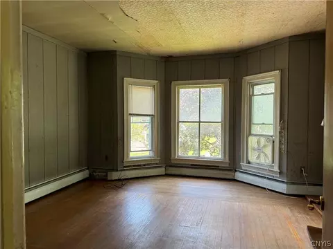 Living - 229 Park Ave, Oneida, NY 13421 photo 3 of 6