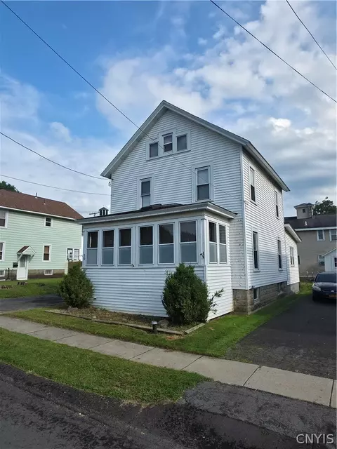 12 1st St, Camillus, NY 13031