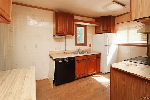 Kitchen - 180 Chaffee Ave, Syracuse, NY 13207 photo 2 of 3