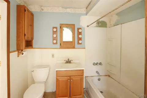 Bath - 180 Chaffee Ave, Syracuse, NY 13207 photo 2 of 3