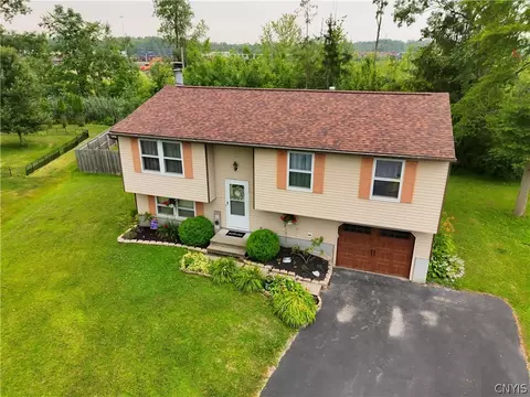 105 Winstead Cir, Minoa, NY 13116