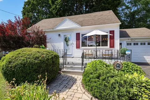 318 Palmer Dr, Syracuse, NY 13212