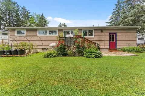 Exterior - 4 Apple Tree Ln, Liverpool, NY 13090 photo 5 of 9