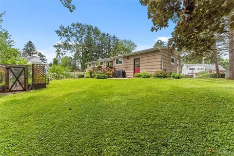 Exterior - 4 Apple Tree Ln, Liverpool, NY 13090 photo 4 of 9