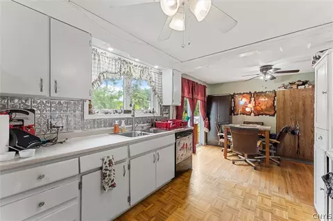Kitchen - 4 Apple Tree Ln, Liverpool, NY 13090 photo 2 of 4